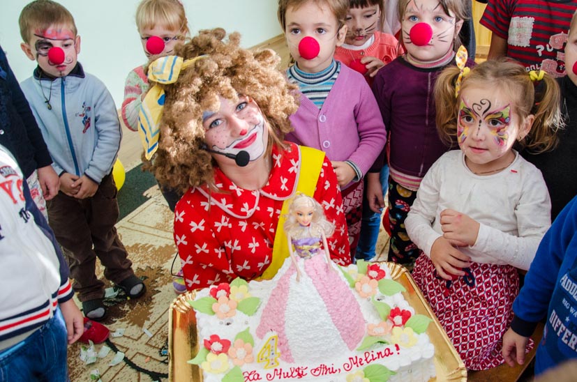 Gogonella împarte torta